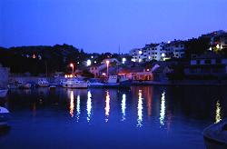 ein kleiner Hafen auf 'unsere' Seite von Mail, nat�rlich auch bei Nacht