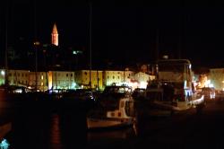 Der Hafen von Mali bei Nacht - ...