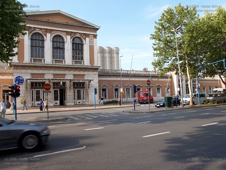 das Bahnhofsgebude von Rijeka mit dem Bahnhofsvorplatz