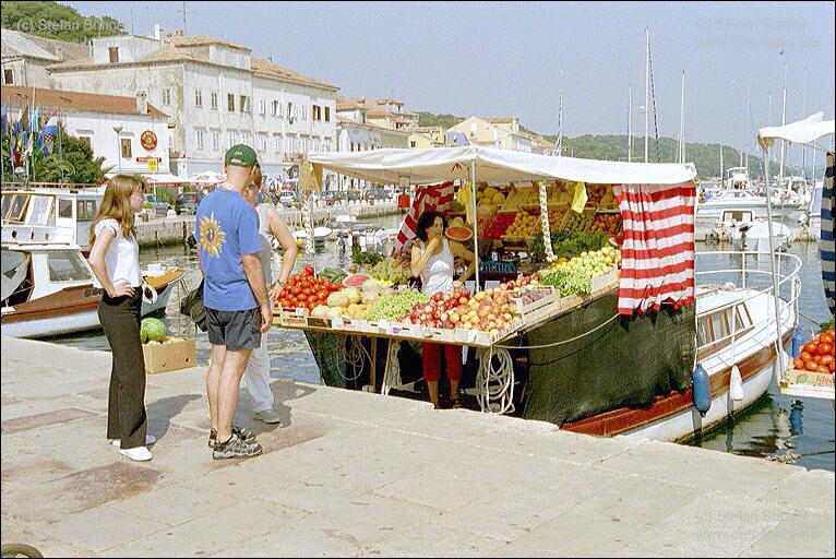 H�ndler mit Obstbooten im Hafen von Mali Losinj