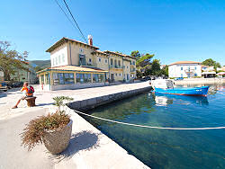 Blick von der Straße von Mali Losinj nach Nerezine - links der Osorscica