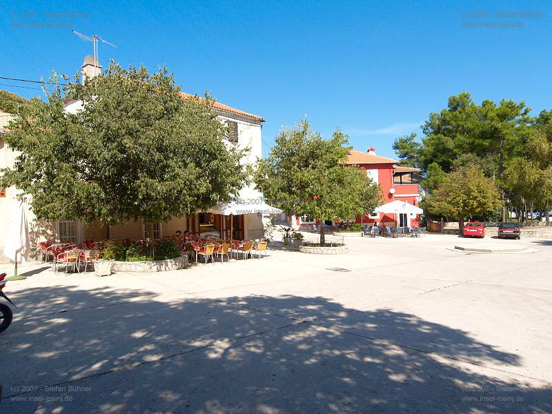 Stra�encaffes auf dem Markplatz von Nerezine