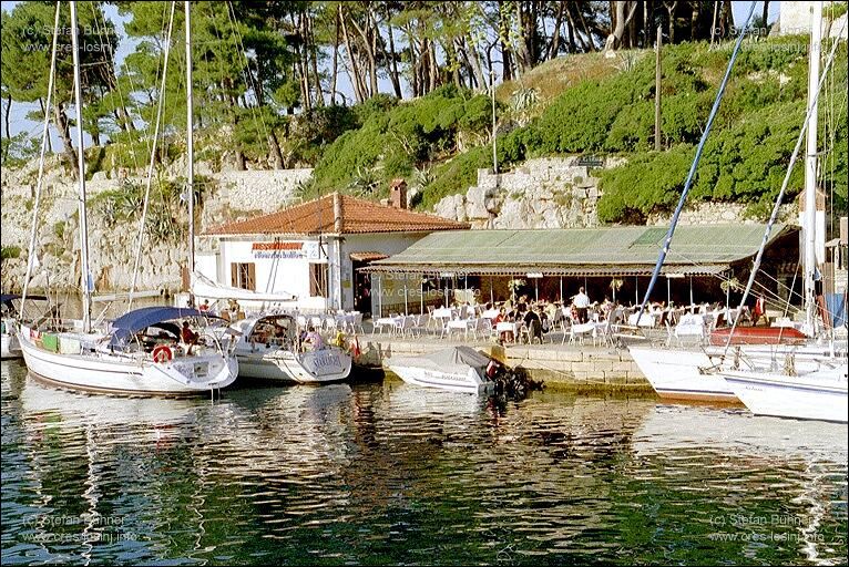 Fischspezialit�tenrestaurants im Hafen von Veli Losinj am Fu�e der Barockkirche des hl. Anton aus dem 17. Jh.